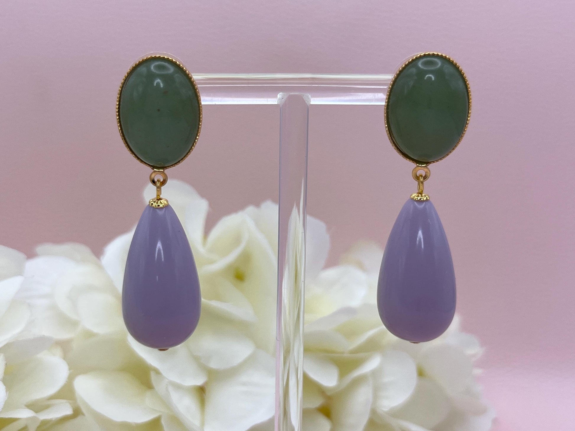 Tropfenohrringe, Statement Ohrringe mit Resintropfen in Flieder an vergoldeten Steckern mit Jade Cabochons in Salbei - Laury goes Verona