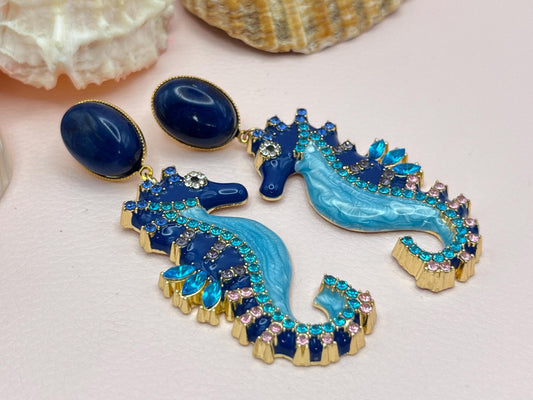 Statementohrringe, Hängeohrringe mit glitzernden Seepferdchen an vergoldeten Ohrsteckern mit Lapislazuli Cabochons Blau - Laury goes Elba