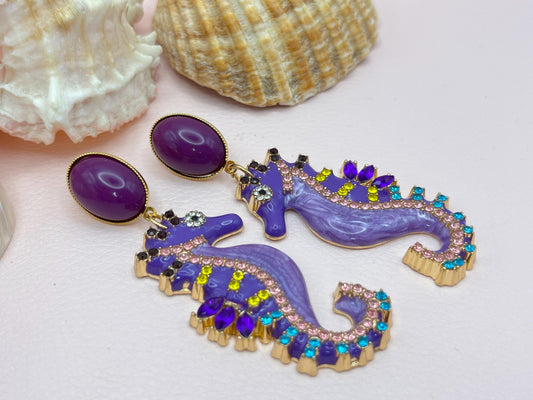 Statementohrringe, Hängeohrringe mit glitzernden Seepferdchen an vergoldeten Ohrsteckern mit Cabochons Lila - Laury goes Elba
