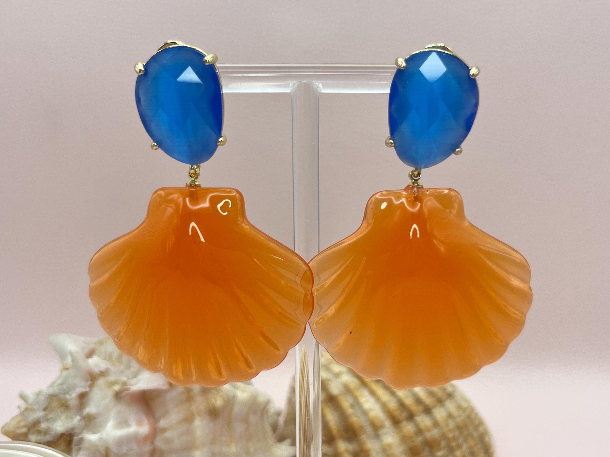 Statementohrringe, Hängeohrringe mit leichten Muscheln an vergoldeten Ohrsteckern mit Kristallglas Orange Blau - Laury goes Le Havre