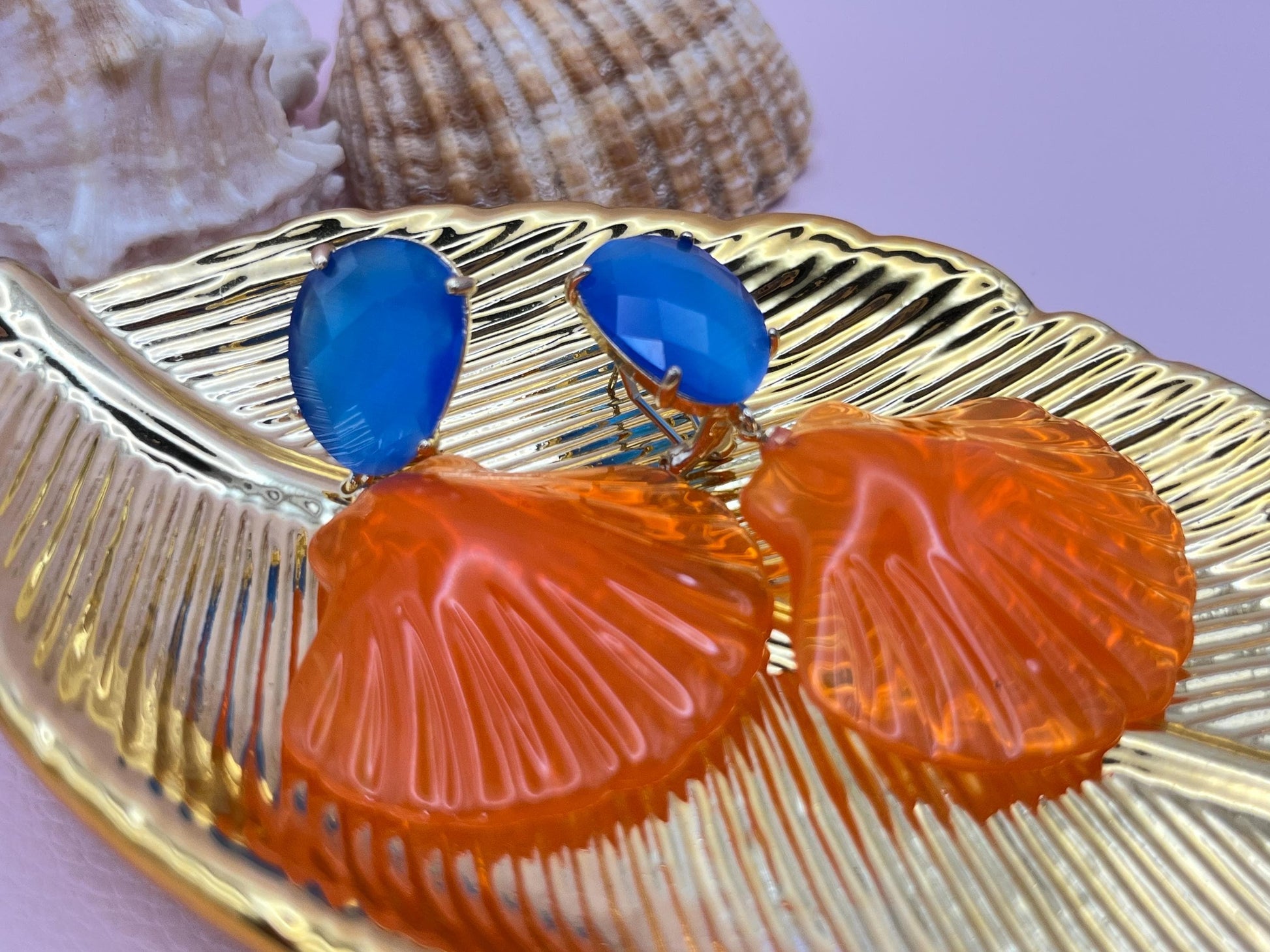 Statementohrringe, Hängeohrringe mit leichten Muscheln an vergoldeten Ohrsteckern mit Kristallglas Orange Blau - Laury goes Le Havre