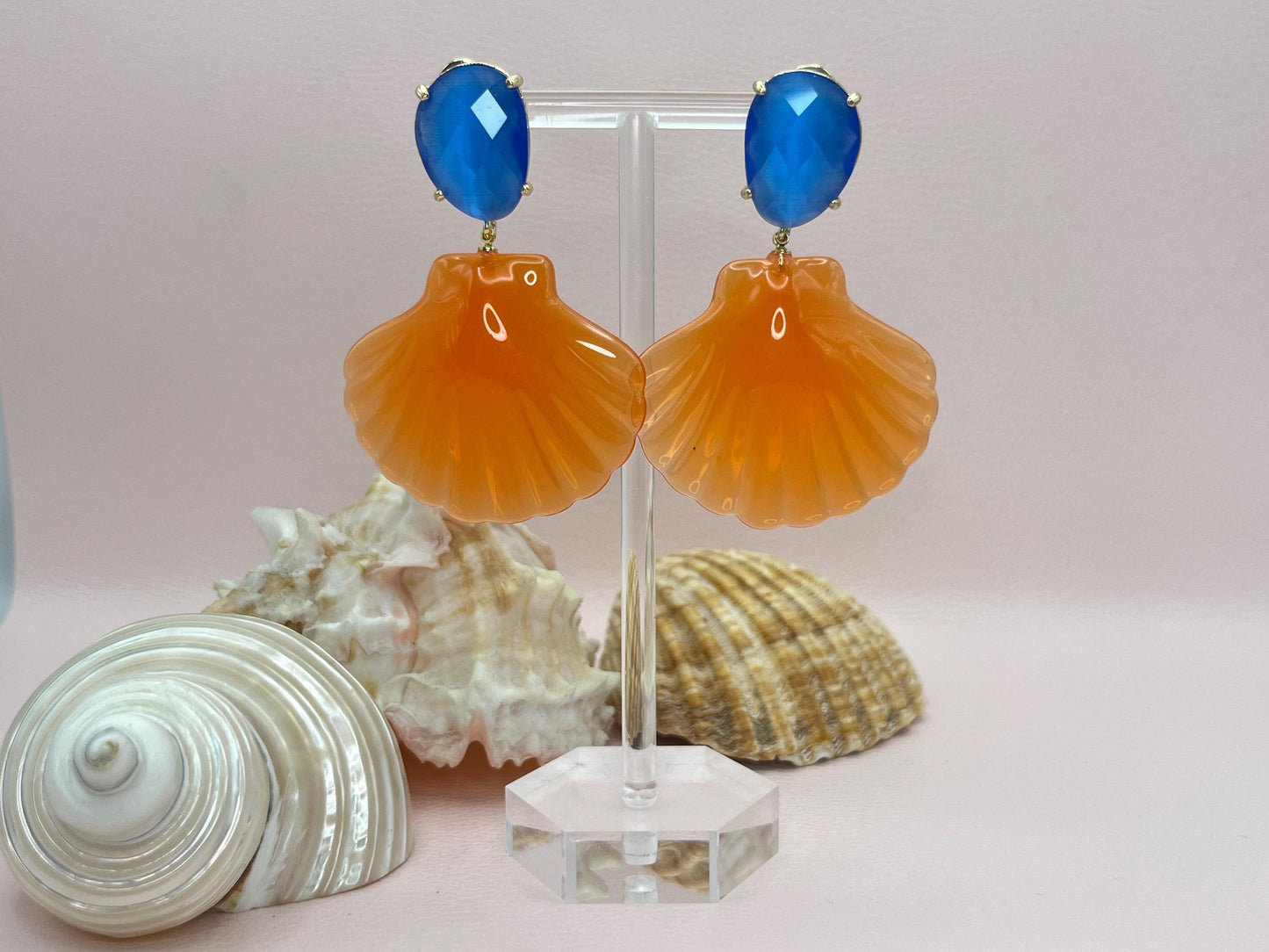 Statementohrringe, Hängeohrringe mit leichten Muscheln an vergoldeten Ohrsteckern mit Kristallglas Orange Blau - Laury goes Le Havre