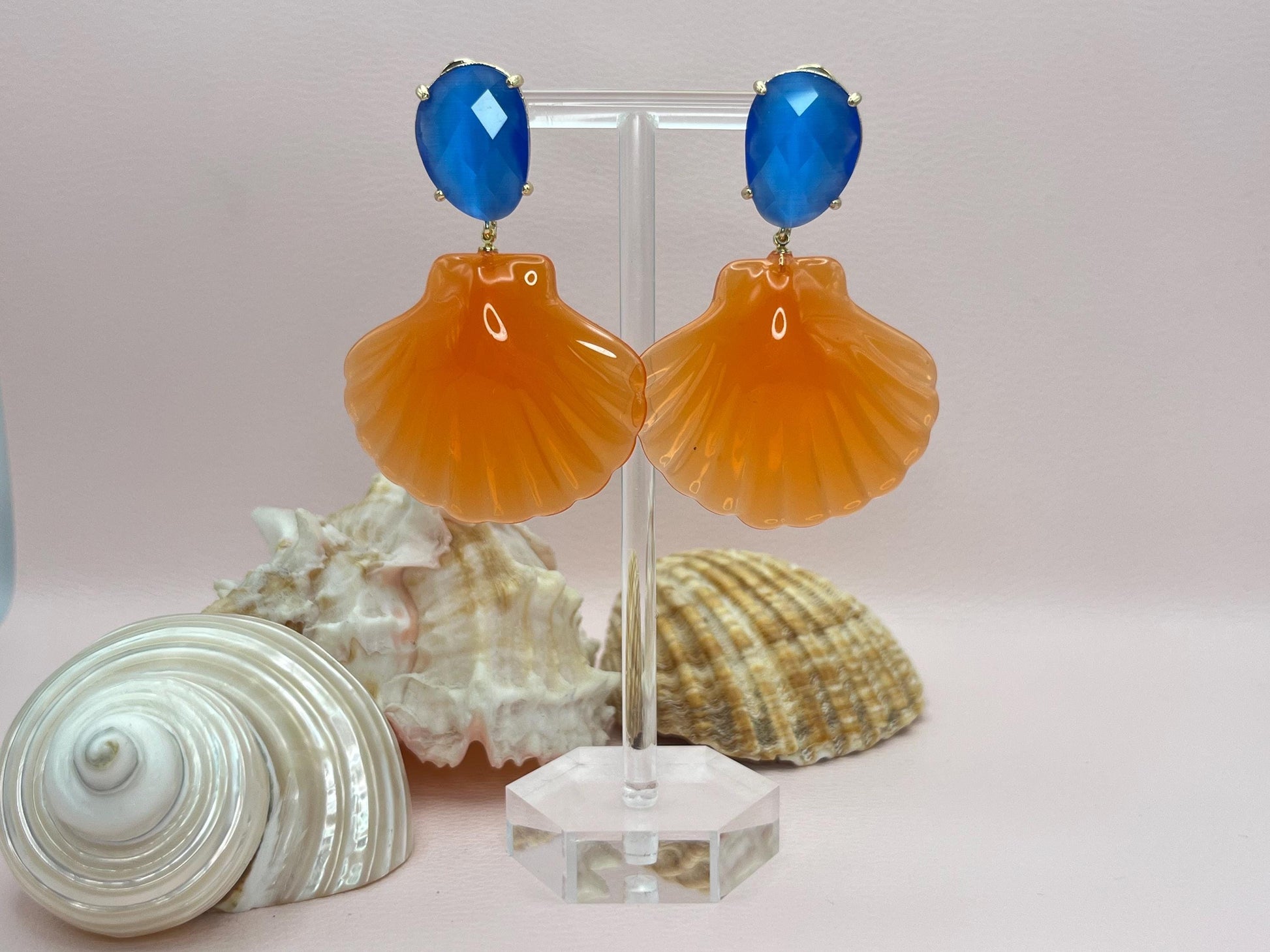 Statementohrringe, Hängeohrringe mit leichten Muscheln an vergoldeten Ohrsteckern mit Kristallglas Orange Blau - Laury goes Le Havre