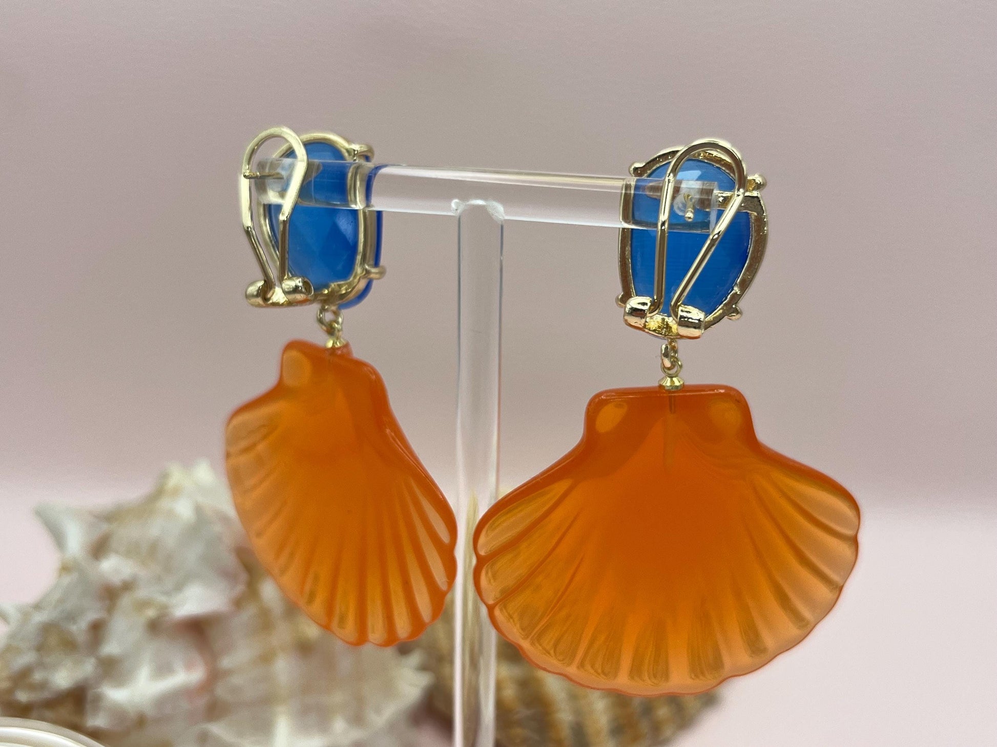 Statementohrringe, Hängeohrringe mit leichten Muscheln an vergoldeten Ohrsteckern mit Kristallglas Orange Blau - Laury goes Le Havre