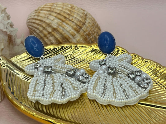 Statementohrringe, Hängeohrringe mit leichten weißen Muscheln an vergoldeten Ohrsteckern mit Jade Cabochons in Blau - Laury goes Le Havre
