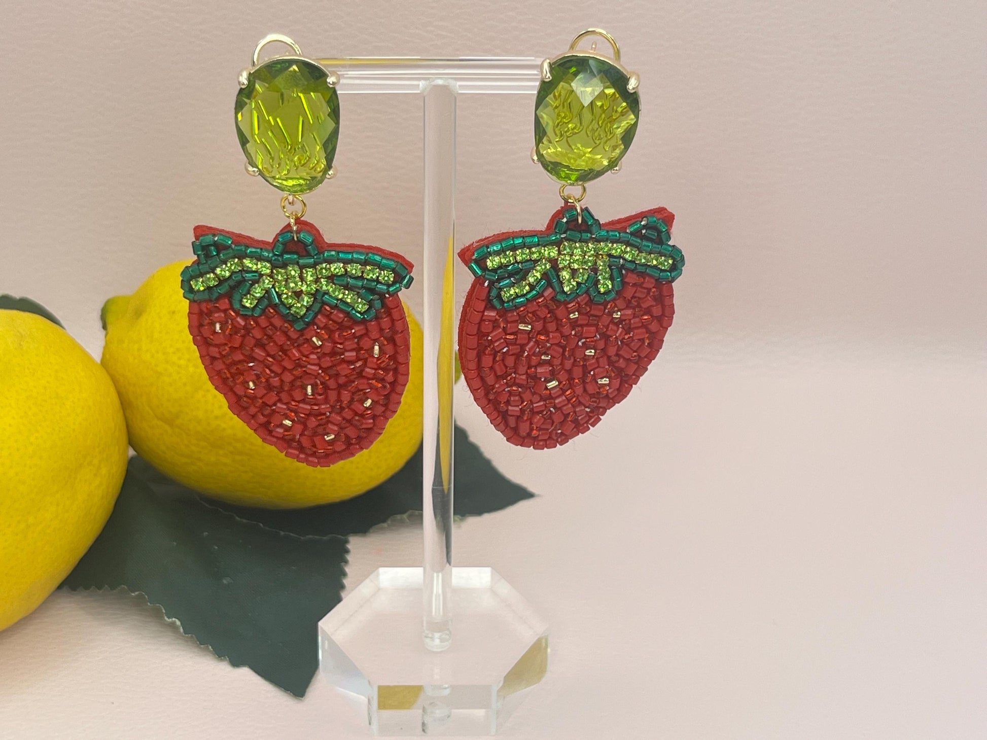 Erdbeer Ohrringe, Hängeohrringe mit leichten Erdbeeren an vergoldeten Ohrsteckern mit Kristallglas Grün oder Rot - Laury goes Ortenau