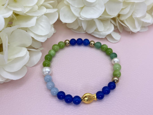Armband aus bunten Natursteinperlen, Süßwasserperlen, Edelstahlperlen mit Fisch, Freundschaftsarmband - Laury goes Sylt