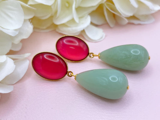 Tropfenohrringe, leichte Statementohrringe mit Resintropfen in Salbei an vergoldeten Steckern mit Cabochons in Fuchsia - Laury goes Verona
