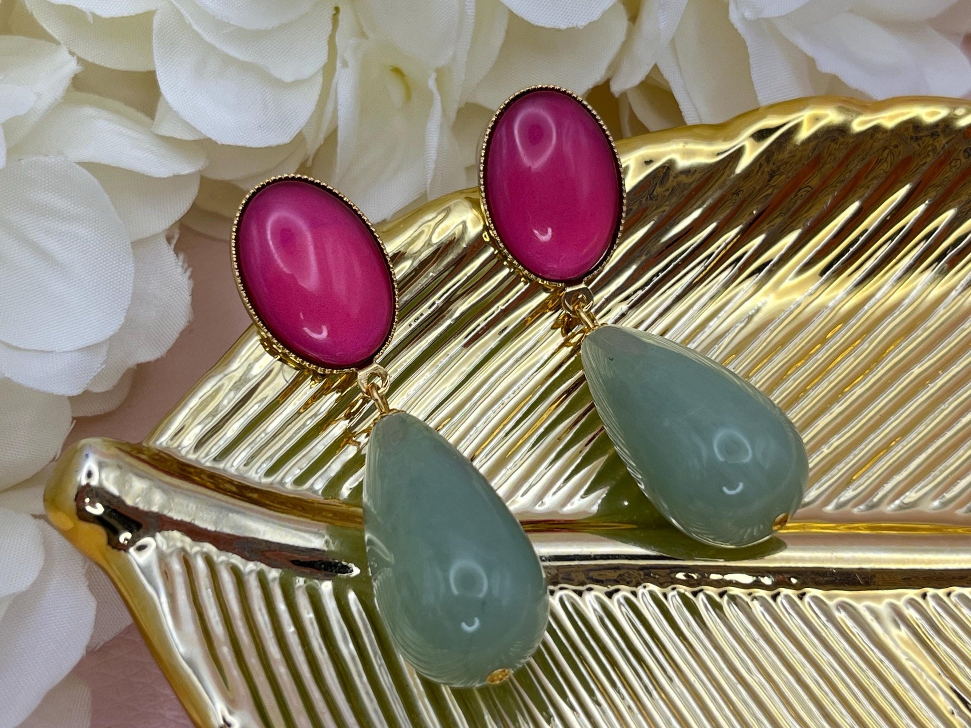 Tropfenohrringe, leichte Statementohrringe mit Resintropfen in Salbei an vergoldeten Steckern mit Cabochons in Fuchsia - Laury goes Verona