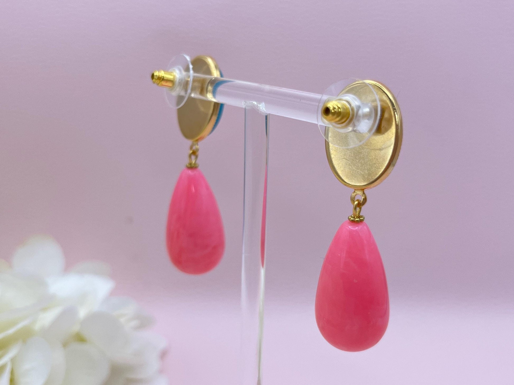 Tropfenohrringe, Statementohrringe mit Resintropfen in Pink an vergoldeten Steckern mit Jade Cabochons in Türkis - Laury goes Verona