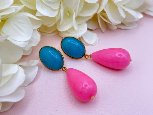 Tropfenohrringe, Statementohrringe mit Resintropfen in Pink an vergoldeten Steckern mit Jade Cabochons in Türkis - Laury goes Verona