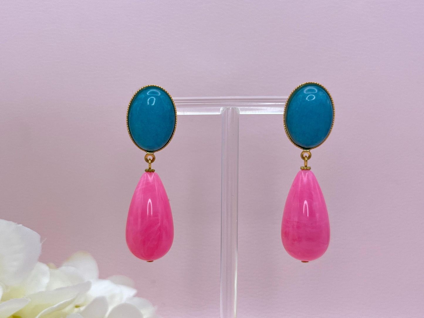 Tropfenohrringe, Statementohrringe mit Resintropfen in Pink an vergoldeten Steckern mit Jade Cabochons in Türkis - Laury goes Verona