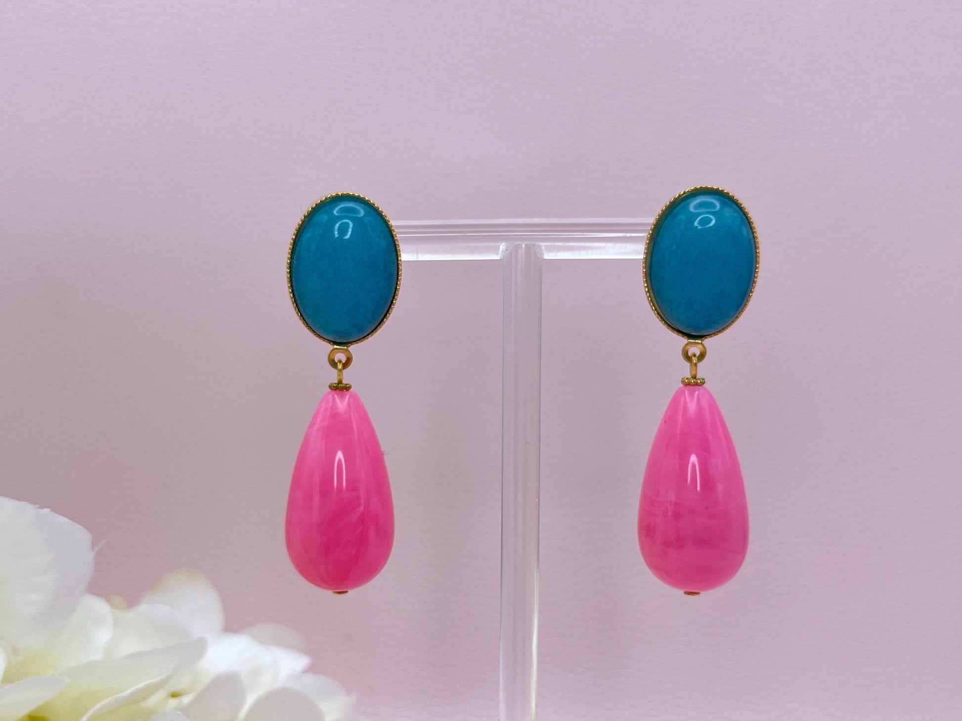 Tropfenohrringe, Statementohrringe mit Resintropfen in Pink an vergoldeten Steckern mit Jade Cabochons in Türkis - Laury goes Verona