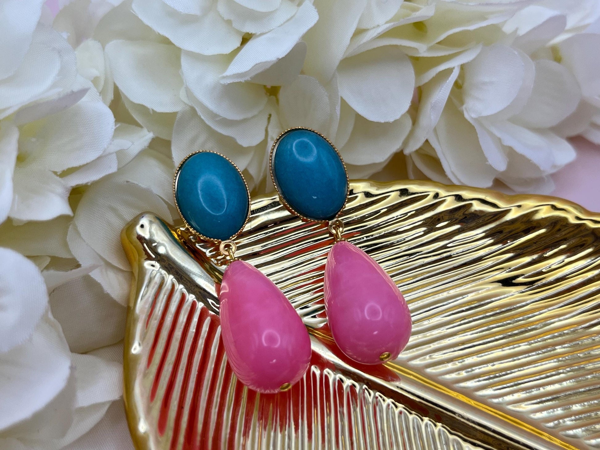 Tropfenohrringe, Statementohrringe mit Resintropfen in Pink an vergoldeten Steckern mit Jade Cabochons in Türkis - Laury goes Verona