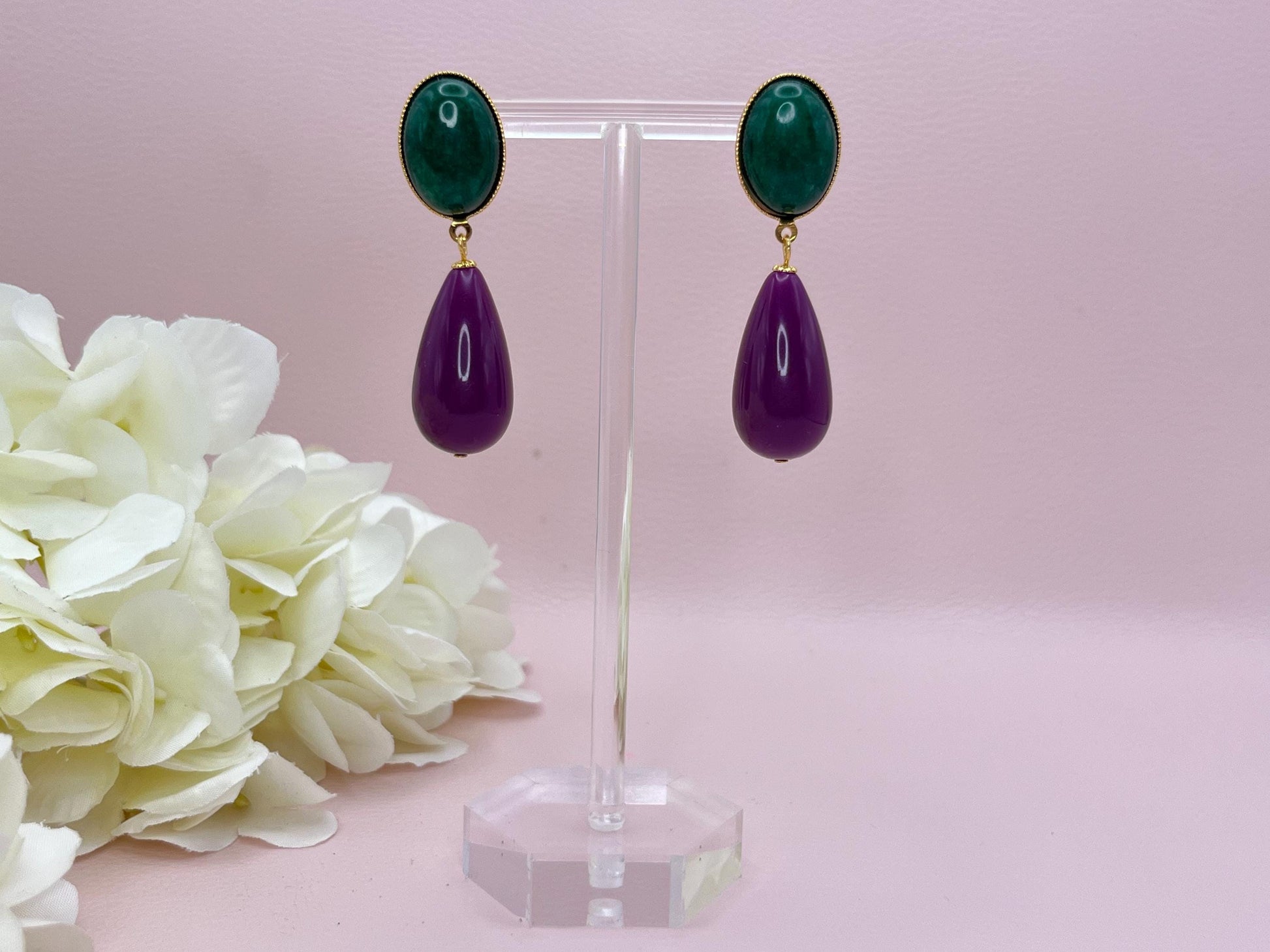 Tropfenohrringe, Statement Ohrringe mit Resintropfen in Lila an vergoldeten Steckern mit dunkelgrünen Jade Cabochons - Laury goes Verona