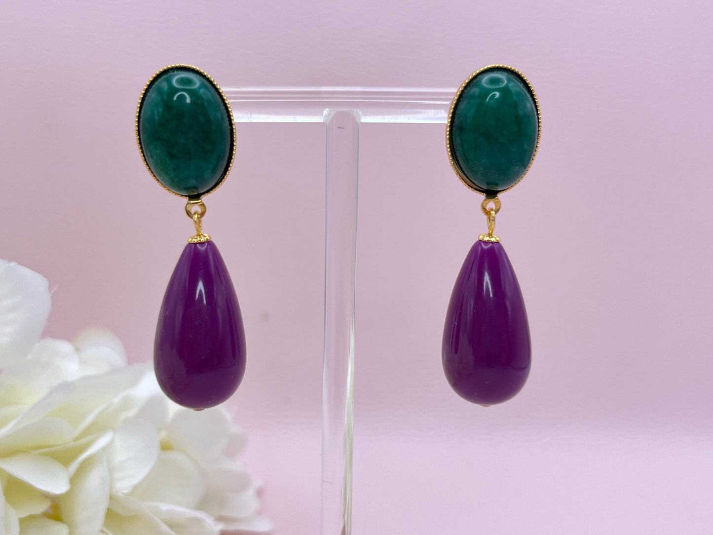 Tropfenohrringe, Statement Ohrringe mit Resintropfen in Lila an vergoldeten Steckern mit dunkelgrünen Jade Cabochons - Laury goes Verona