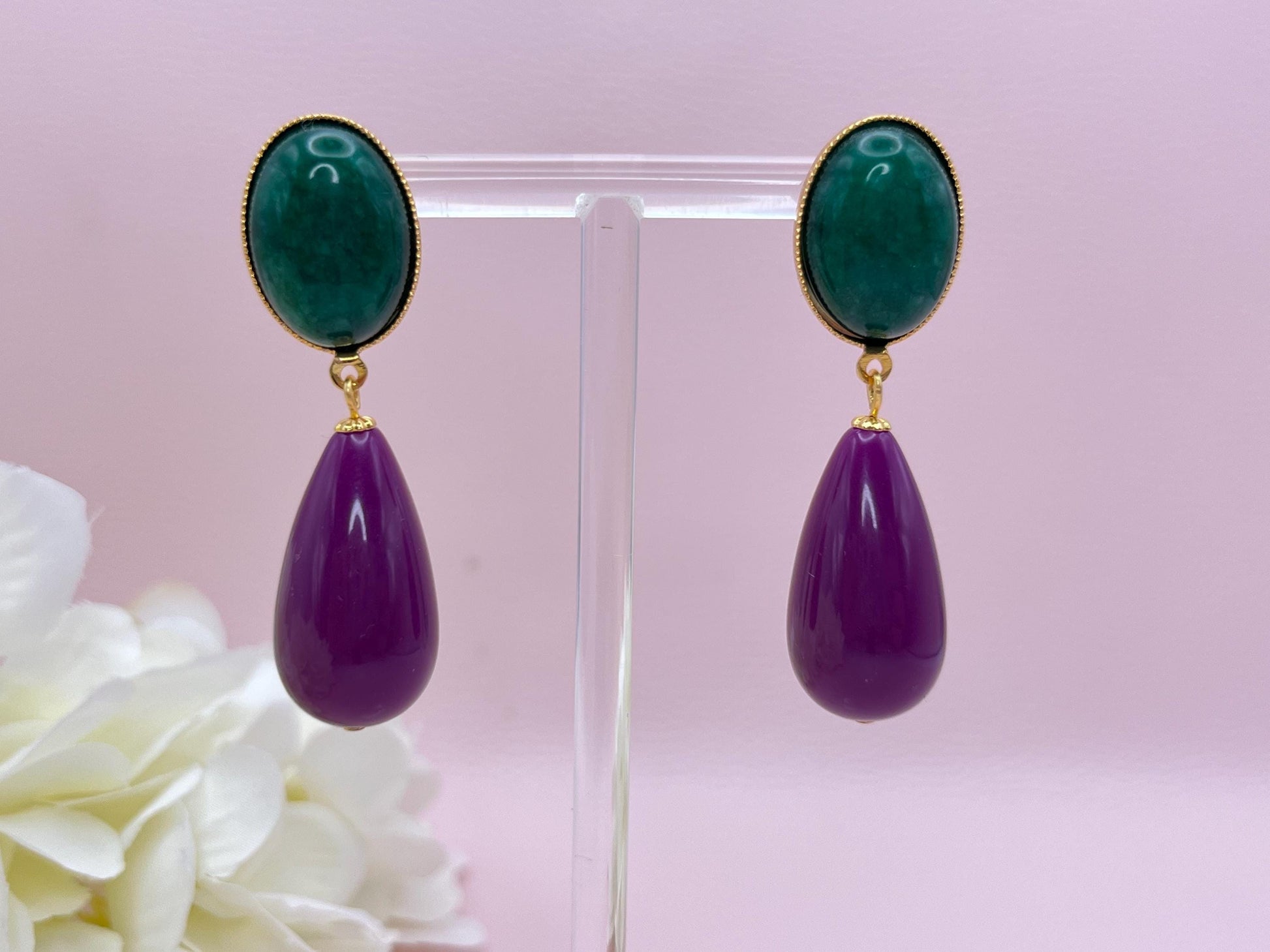 Tropfenohrringe, Statement Ohrringe mit Resintropfen in Lila an vergoldeten Steckern mit dunkelgrünen Jade Cabochons - Laury goes Verona