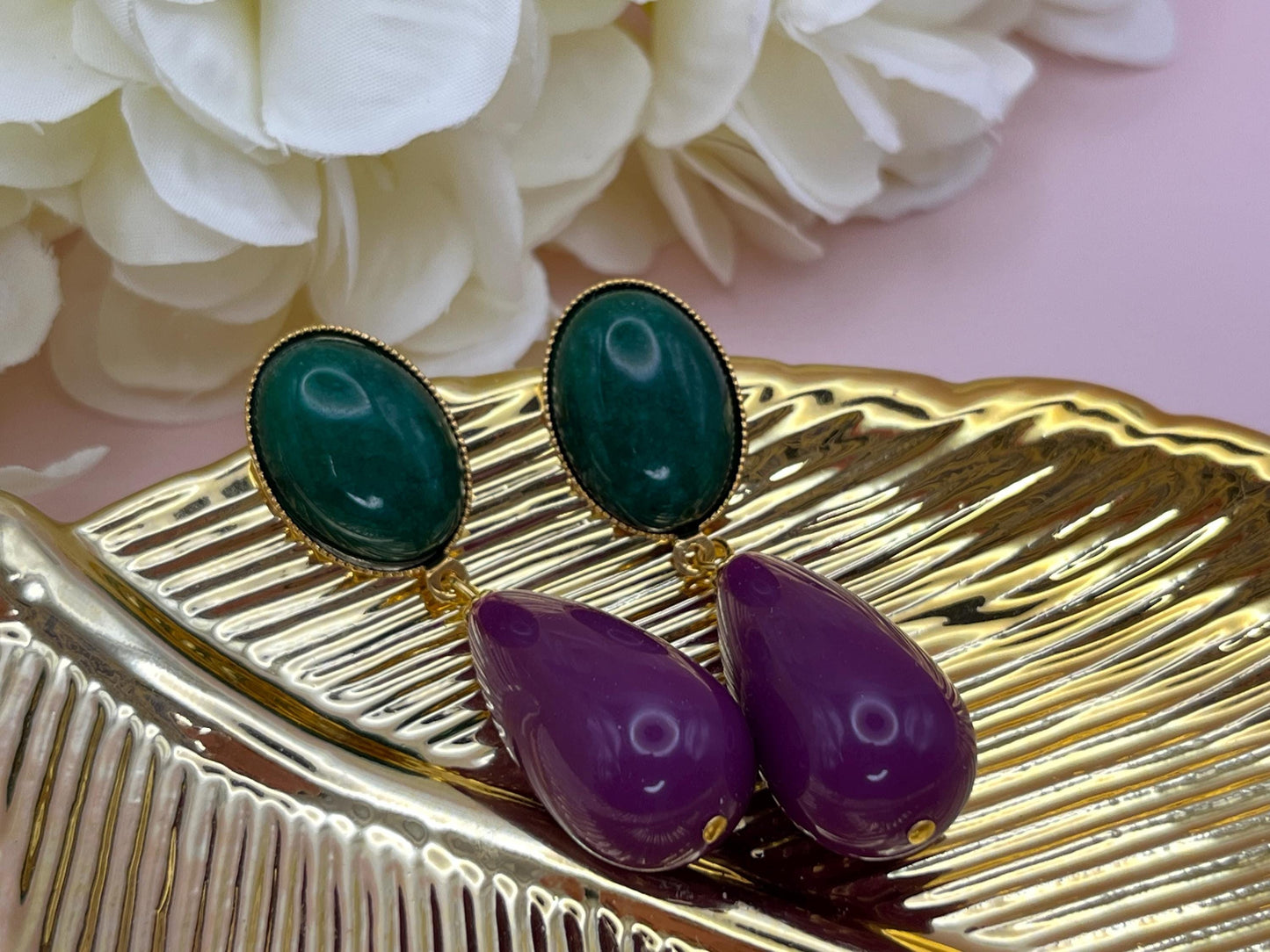 Tropfenohrringe, Statement Ohrringe mit Resintropfen in Lila an vergoldeten Steckern mit dunkelgrünen Jade Cabochons - Laury goes Verona