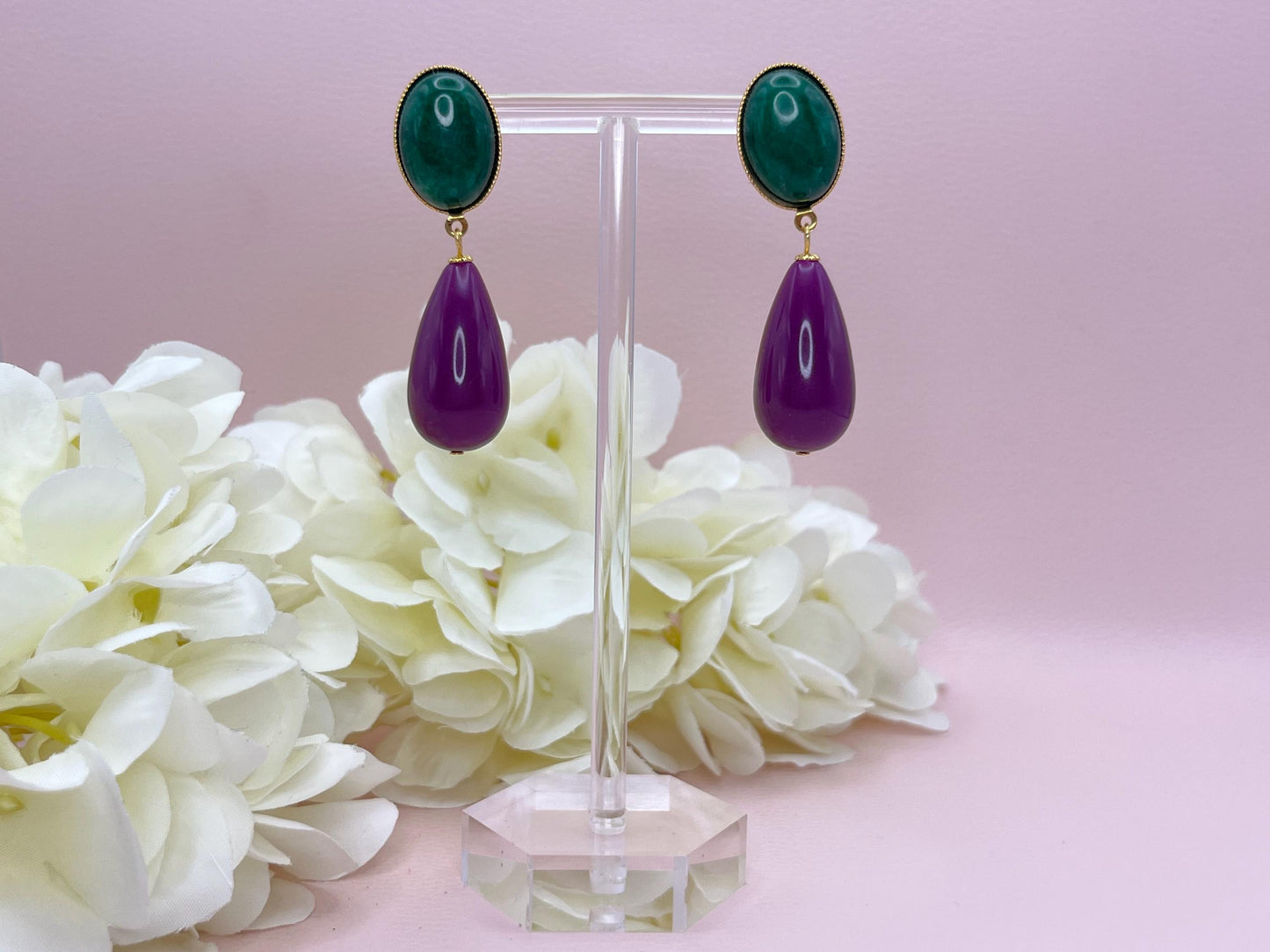 Tropfenohrringe, Statement Ohrringe mit Resintropfen in Lila an vergoldeten Steckern mit dunkelgrünen Jade Cabochons - Laury goes Verona