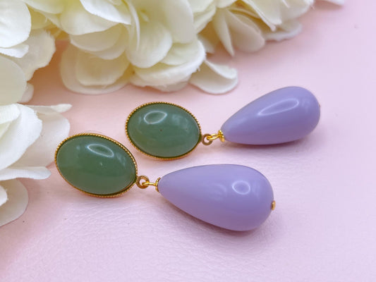 Tropfenohrringe, Statement Ohrringe mit Resintropfen in Flieder an vergoldeten Steckern mit Jade Cabochons in Salbei - Laury goes Verona