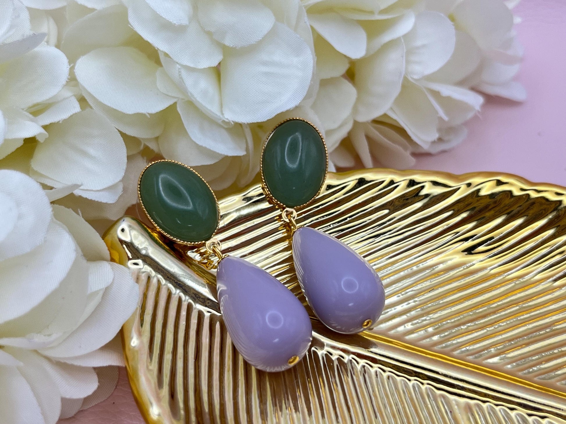 Tropfenohrringe, Statement Ohrringe mit Resintropfen in Flieder an vergoldeten Steckern mit Jade Cabochons in Salbei - Laury goes Verona