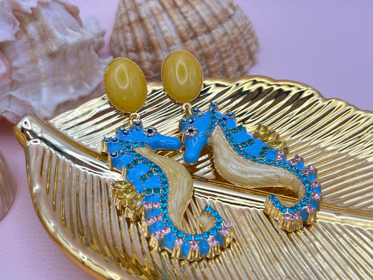 Statementohrringe, Hängeohrringe mit glitzernden Seepferdchen an vergoldeten Ohrsteckern mit Jade Cabochons Gelb Türkis - Laury goes Elba