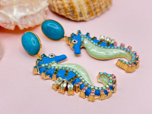 Statementohrringe, Hängeohrringe mit glitzernden Seepferdchen an vergoldeten Ohrsteckern mit Jade Cabochons Mint Türkis - Laury goes Elba