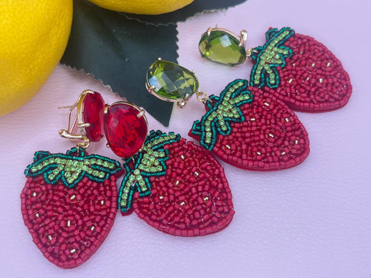Erdbeer Ohrringe, Hängeohrringe mit leichten Erdbeeren an vergoldeten Ohrsteckern mit Kristallglas Grün oder Rot - Laury goes Ortenau
