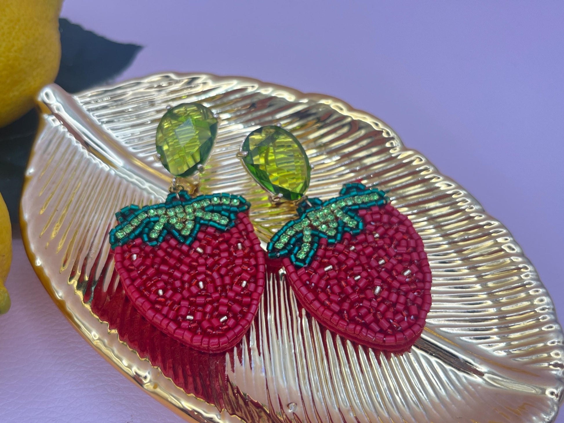 Erdbeer Ohrringe, Hängeohrringe mit leichten Erdbeeren an vergoldeten Ohrsteckern mit Kristallglas Grün oder Rot - Laury goes Ortenau