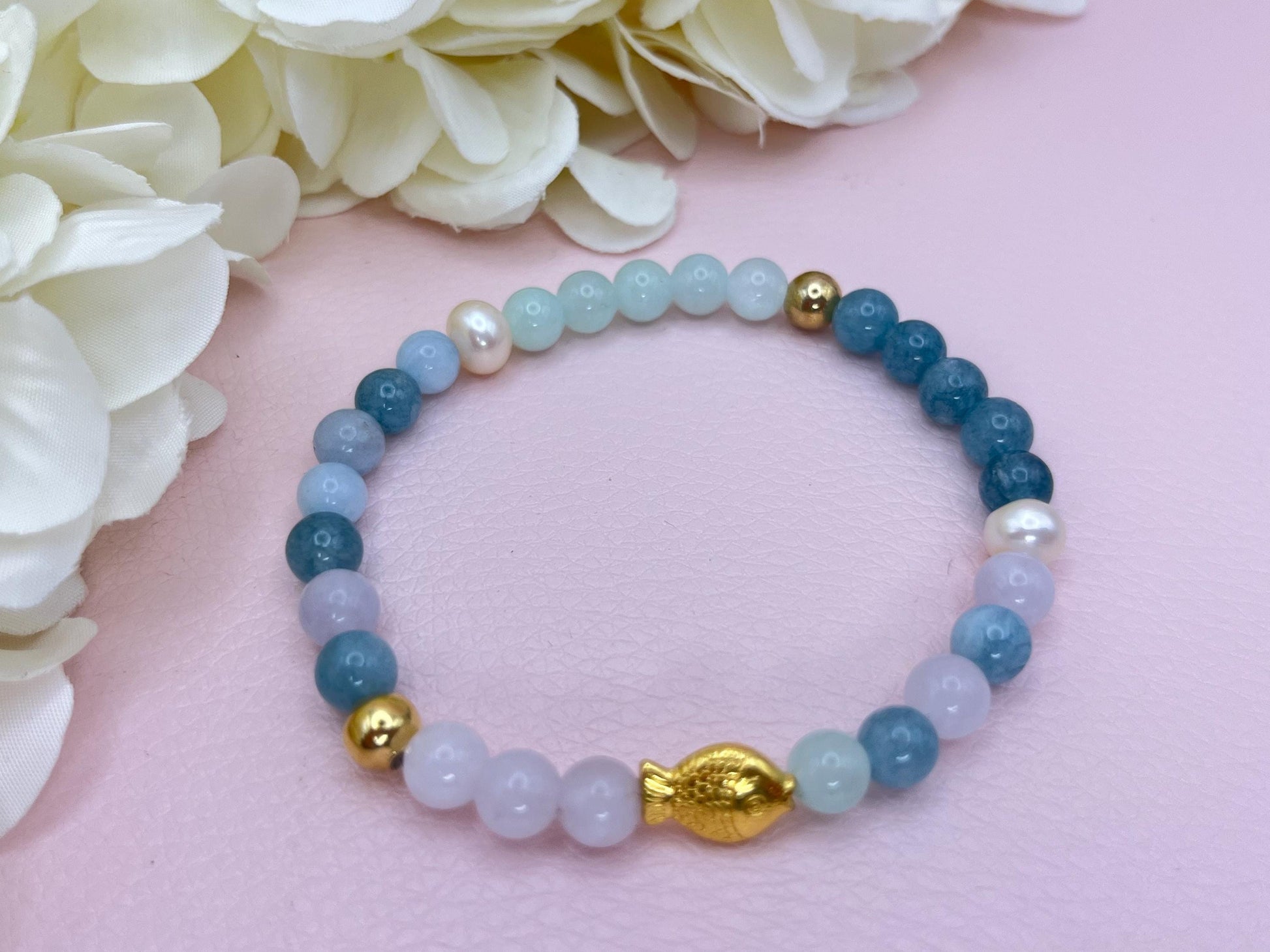 Armband aus hellblauen Natursteinperlen mit Süßwasser- und Edelstahlperlen und Fisch, elegantes Freundschaftsarmband - Laury goes Sylt