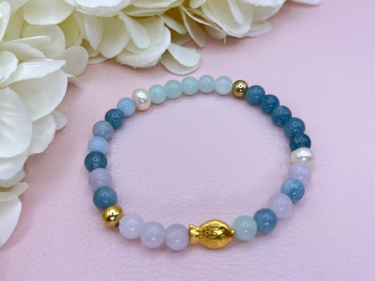 Armband aus hellblauen Natursteinperlen mit Süßwasser- und Edelstahlperlen und Fisch, elegantes Freundschaftsarmband - Laury goes Sylt