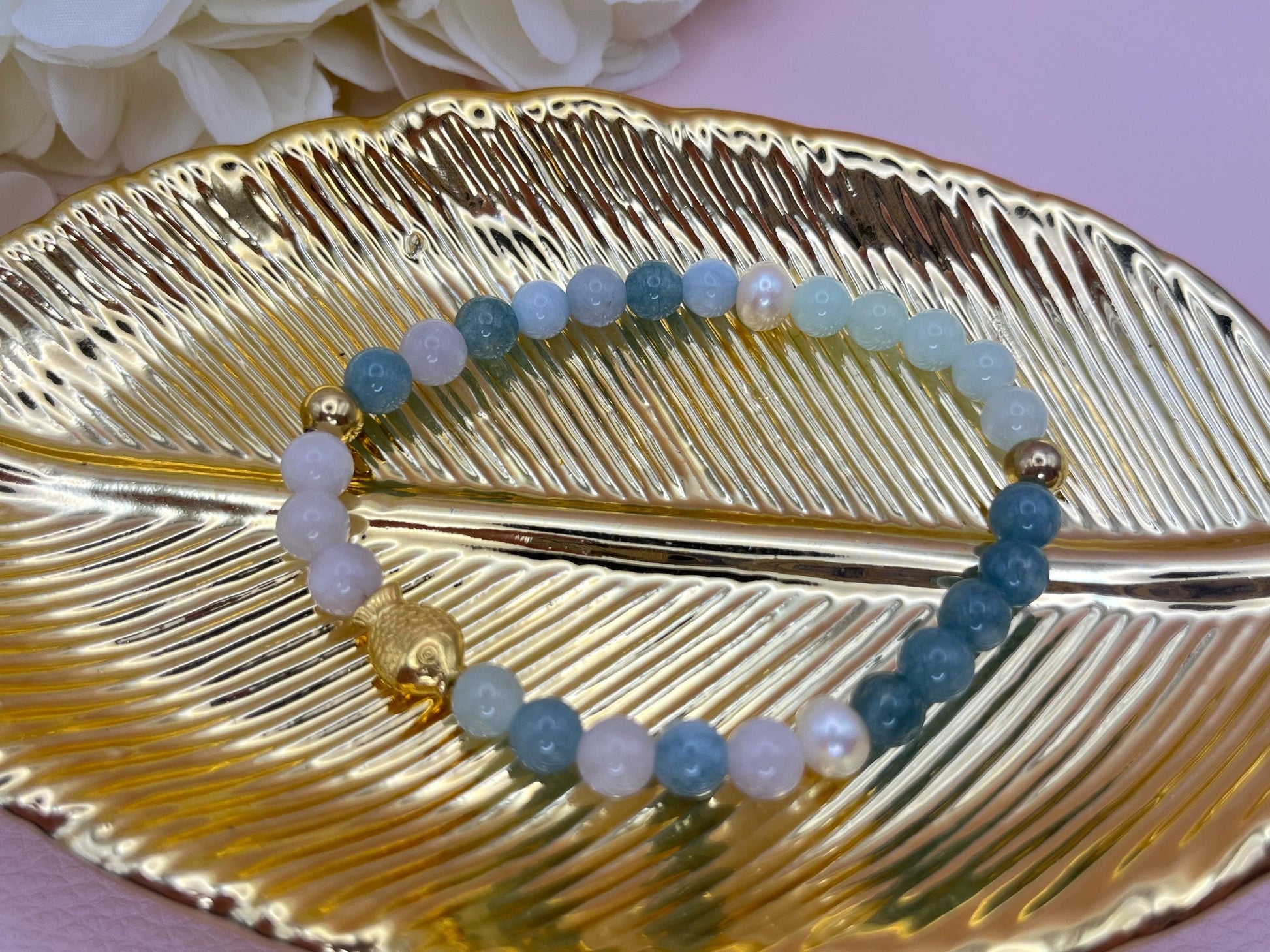 Armband aus hellblauen Natursteinperlen mit Süßwasser- und Edelstahlperlen und Fisch, elegantes Freundschaftsarmband - Laury goes Sylt