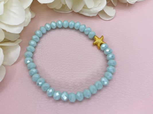 Glitzerarmband, Freundschaftsarmband, funkelndes Armband aus Facettperlen in Hellblau mit goldenem Seestern - Laury goes Sardinia