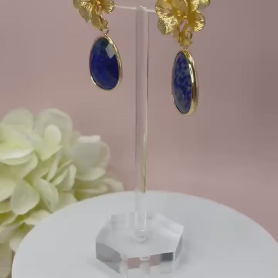 Statementohrringe, Hängeohrringe mit Lapislazuli Anhängern an vergoldeten Blumensteckern - Laury goes Chelsea