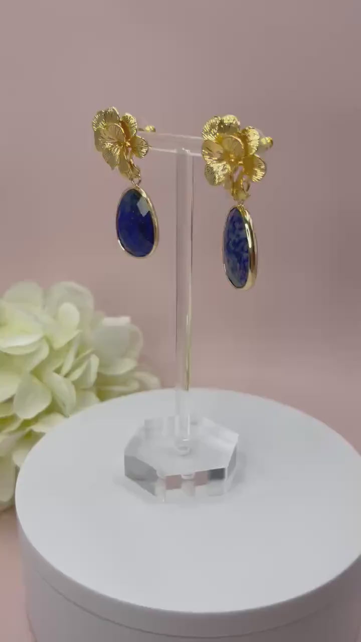 Statementohrringe, Hängeohrringe mit Lapislazuli Anhängern an vergoldeten Blumensteckern - Laury goes Chelsea