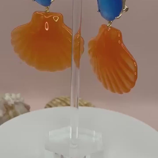 Statementohrringe, Hängeohrringe mit leichten Muscheln an vergoldeten Ohrsteckern mit Kristallglas Orange Blau - Laury goes Le Havre