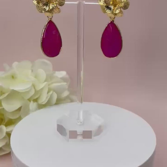 Hängeohrringe, Tropfenohrringe mit Anhängern aus Pink gefärbter Jade an vergoldeten Blumensteckern - Laury goes Chelsea