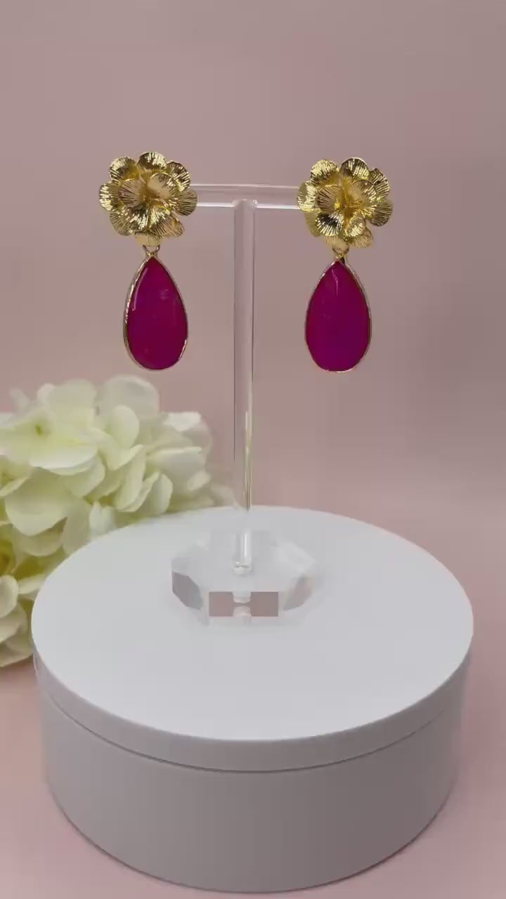 Hängeohrringe, Tropfenohrringe mit Anhängern aus Pink gefärbter Jade an vergoldeten Blumensteckern - Laury goes Chelsea