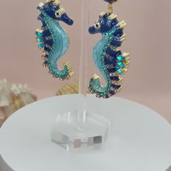 Statementohrringe, Hängeohrringe mit glitzernden Seepferdchen an vergoldeten Ohrsteckern mit Lapislazuli Cabochons Blau - Laury goes Elba