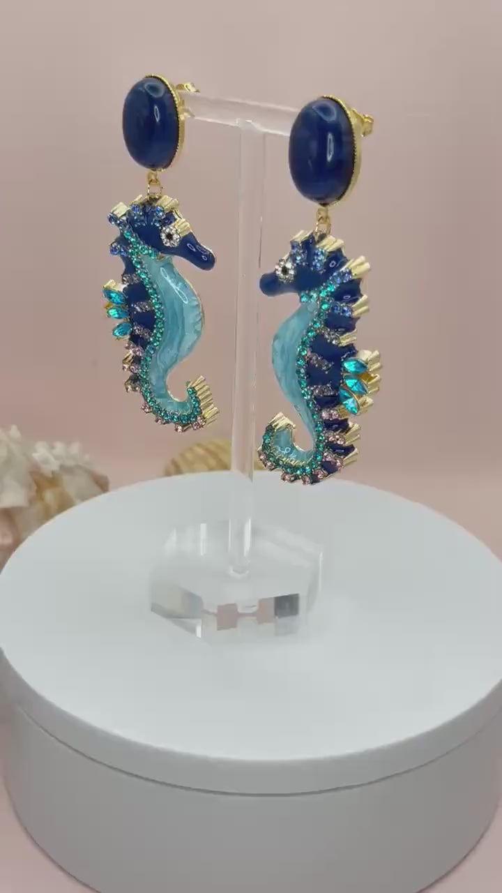 Statementohrringe, Hängeohrringe mit glitzernden Seepferdchen an vergoldeten Ohrsteckern mit Lapislazuli Cabochons Blau - Laury goes Elba