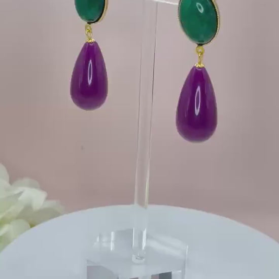 Tropfenohrringe, Statement Ohrringe mit  Resintropfen in Lila an vergoldeten Steckern mit dunkelgrünen Jade Cabochons - Laury goes Verona