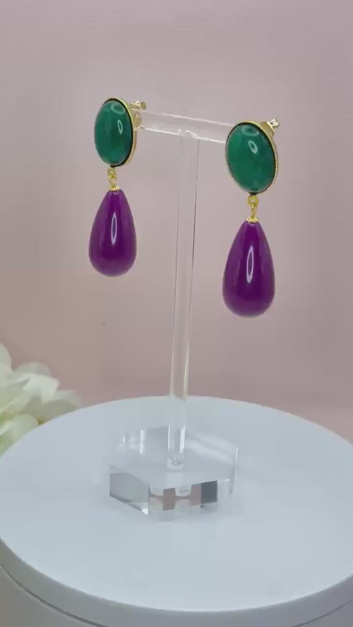 Tropfenohrringe, Statement Ohrringe mit  Resintropfen in Lila an vergoldeten Steckern mit dunkelgrünen Jade Cabochons - Laury goes Verona