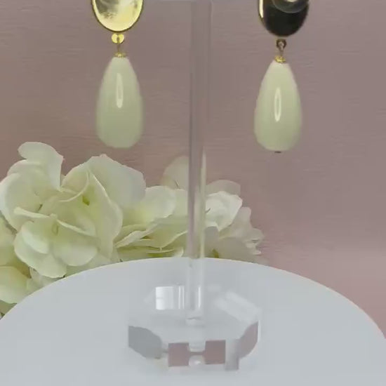 Tropfenohrringe, Statement Ohrringe mit creme weißen Resintropfen an vergoldeten Steckern mit Cabochons mit Kameen - Laury goes Vienna