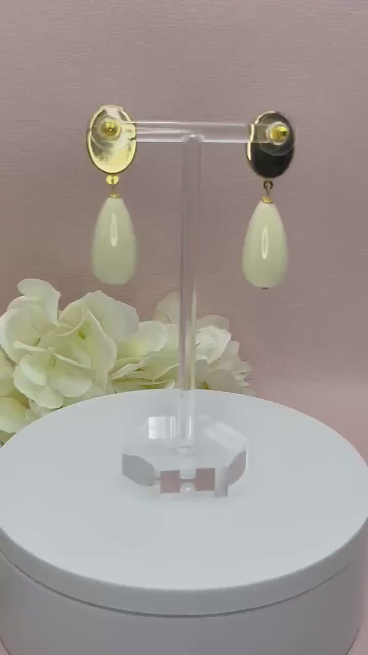 Tropfenohrringe, Statement Ohrringe mit creme weißen Resintropfen an vergoldeten Steckern mit Cabochons mit Kameen - Laury goes Vienna