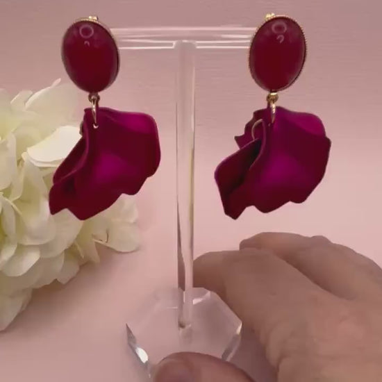 Blumen Ohrringe, leichte Statementohrringe mit Blütenanhänger an vergoldeten Steckern mit Cabochons in Pink - Laury goes Tokyo