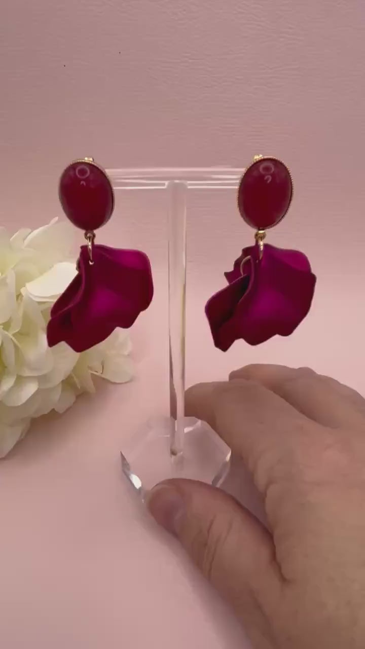 Blumen Ohrringe, leichte Statementohrringe mit Blütenanhänger an vergoldeten Steckern mit Cabochons in Pink - Laury goes Tokyo