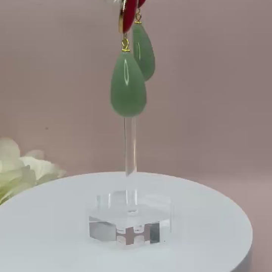 Tropfenohrringe, leichte Statementohrringe mit Resintropfen in Salbei an vergoldeten Steckern mit Cabochons in Fuchsia - Laury goes Verona