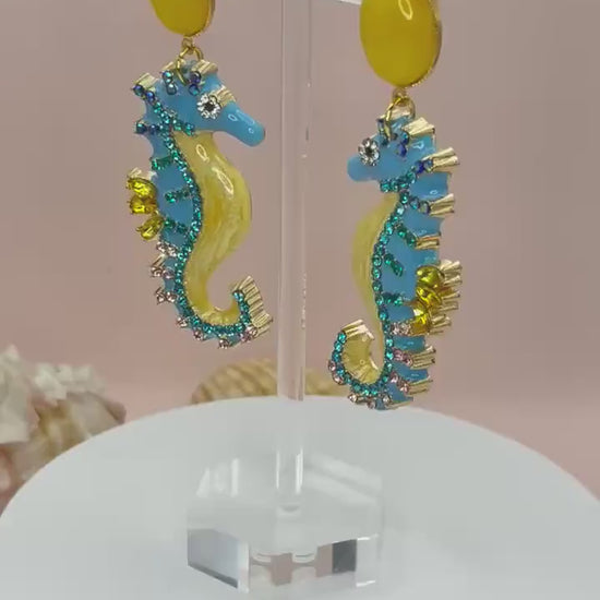 Statementohrringe, Hängeohrringe mit glitzernden Seepferdchen an vergoldeten Ohrsteckern mit Jade Cabochons Gelb Türkis - Laury goes Elba