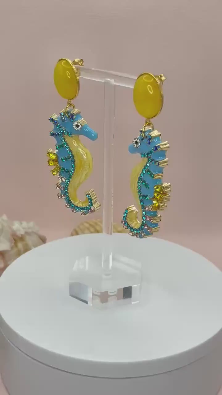 Statementohrringe, Hängeohrringe mit glitzernden Seepferdchen an vergoldeten Ohrsteckern mit Jade Cabochons Gelb Türkis - Laury goes Elba