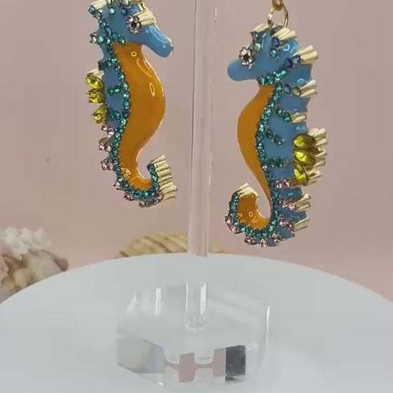 Statementohrringe, Hängeohrringe mit glitzernden Seepferdchen an vergoldeten Ohrsteckern mit Cabochons Orange Türkis - Laury goes Elba